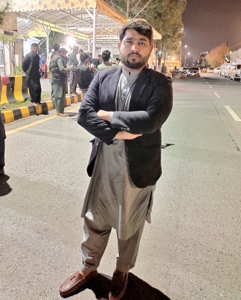 mugheesali81's tweet photo. بریکنگ نیوز!!
پارلیمنٹ لاجز کے باہر اس وقت حالات مکمل طور کنٹرول میں ہیں !! 
خبر یہ ہے پیپلز پارٹی نے اپنے بندہ نکال لئے ہیں،، فضل الرحمان کے ساتھ ایک بار پھرتے ہاتھ ہونے لگا ہے،، پیپلز پارٹی ذرائع کا کہناہے وہ اپنے اوپر انصار الاسلام کا ٹیگ نہیں لگوانا چاہتے !! https://t.co/ud9GD5pZ3t