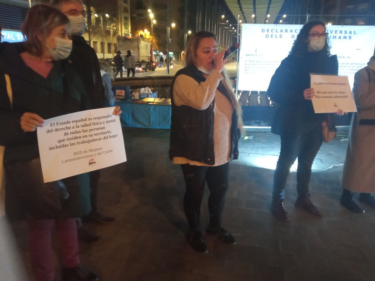 stopmaremortum's tweet photo. A l'acte d'ahir Stop Mare Mortum Sants, Hostafrancs i la Bordeta, vam denunciar la violència i vulneració de drets de les dones migrades i refugiades, recollir signatures de la campanya x a la ILP @RegularizacionY i tb productes de 1º necessitat per a dones d'Ucraïna amb @BlatDe https://t.co/ZOsZcPRqmF
