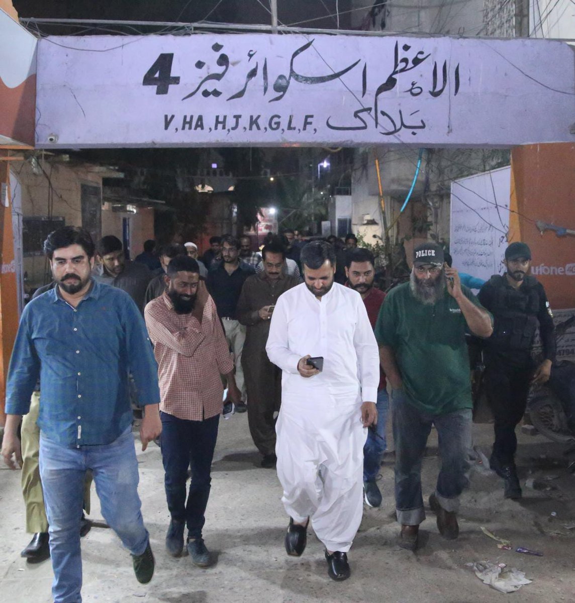 MQMPUpdates's tweet photo. لیاقت آباد ٹاؤن میں واقع الاعظم اسکوائر میں چیئرمین پاک سرزمین پارٹی سید مصطفیٰ کمال کی نوجوانوں سے ملاقات ،27 مارچ کے جلسے میں شرکت کی دعوت دی ڈسٹرک و ٹاؤن کمیٹی بھی موجود۔

#PSP #MustafaKamal #Karachi #Pakistan https://t.co/pLpvlJiVmH