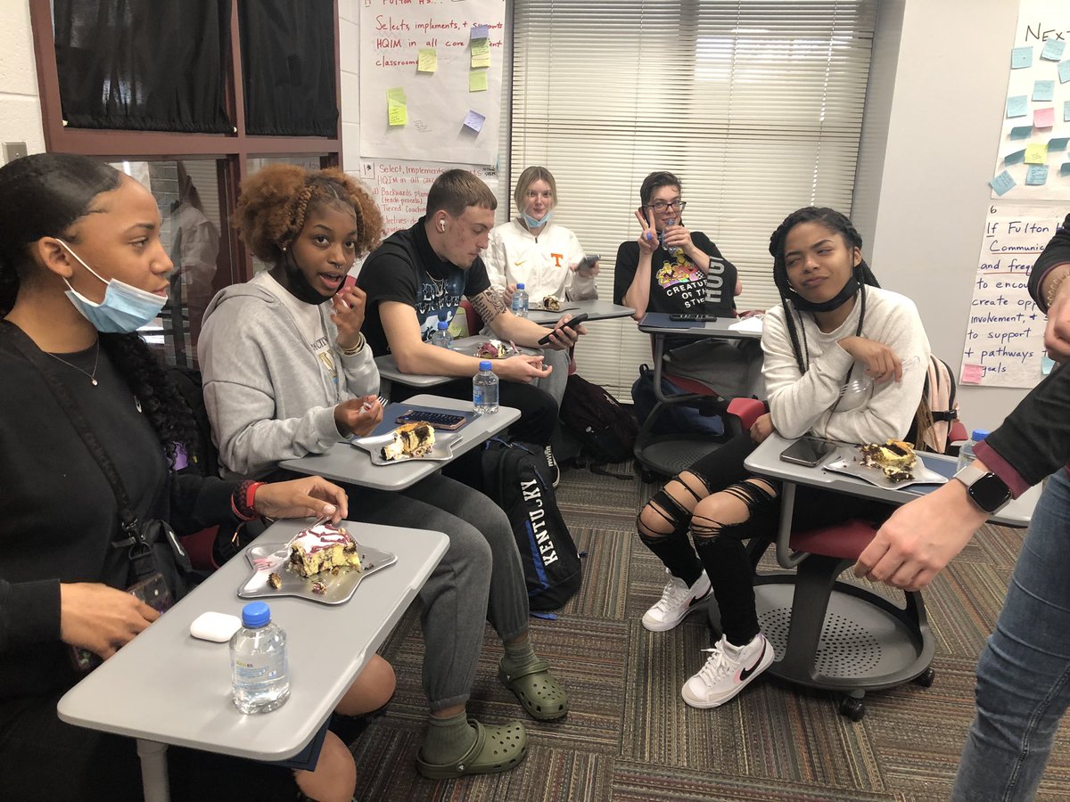 Bran_ONeill16's tweet photo. Huge shoutout to the @FultonHigh Top 10%!!! Amazing young people with bright futures ahead! Special shout-out to @prettylilniyaah for being our Valedictorian! Well deserved! https://t.co/GZi0qASBOD