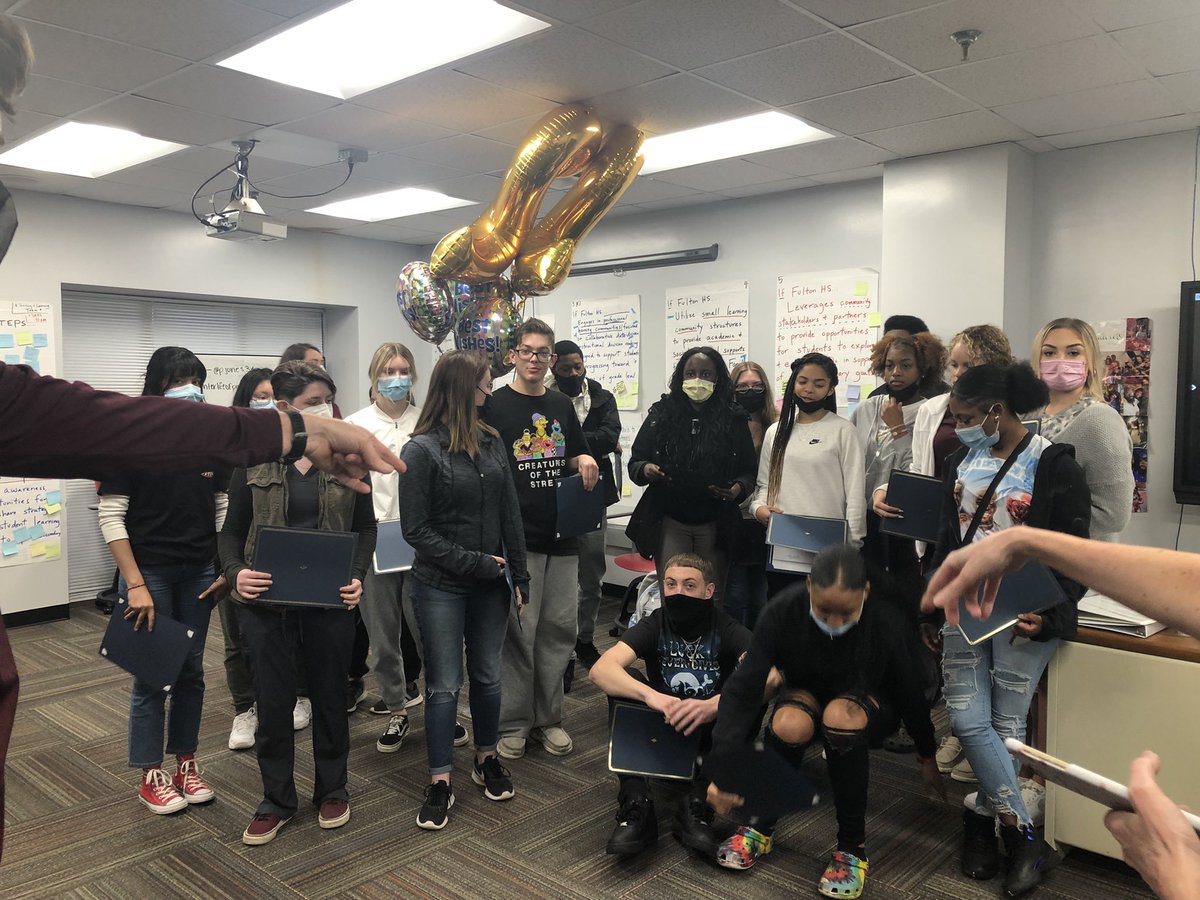 Bran_ONeill16's tweet photo. Huge shoutout to the @FultonHigh Top 10%!!! Amazing young people with bright futures ahead! Special shout-out to @prettylilniyaah for being our Valedictorian! Well deserved! https://t.co/GZi0qASBOD