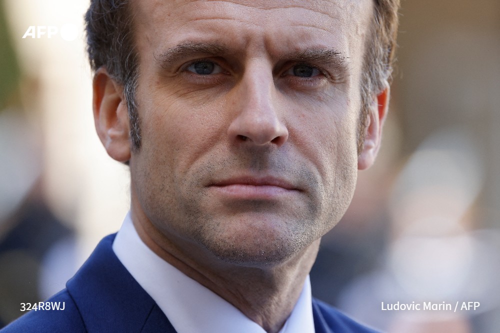 afpfr's tweet photo. [A LA UNE A 20H] Le président Emmanuel Macron a condamné "avec la plus grande fermeté" le bombardement russe d'un établissement abritant une maternité et un hôpital pédiatrique à Marioupol, dans le sud-est de l'Ukraine, qui est "un acte de guerre indigne et amoral" #AFP 1/5 https://t.co/7J9vNsAuWx