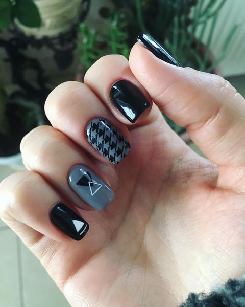 redcarpetmani's tweet photo. We love a cute and simple geometric design done by @hairmakeupandbeyond 🖤 What's your favorite dark design go to? #RCM #RedCarpetManicure #RCMBabes #BlackNails #GeometricNails #NailsOfTheDay #NailInspo #ManiInspo #GelPolish https://t.co/gvybL3iYJL