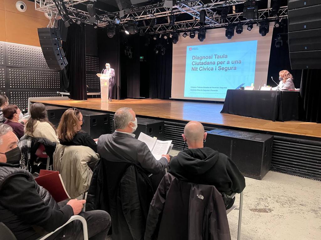 Albert_Batlle_B's tweet photo. Segona reunió de la Taula Ciutadana per a una nit cívica i segura a l'Espai Fontana, seu del Consell de la Joventut de BCN. Compartim i debatim proposta de diagnosi del fenomen dels #botellots. Perseguim un repte comú: fer compatible #oci i #convivència en la nit de #Barcelona https://t.co/VdwPhFo6xw