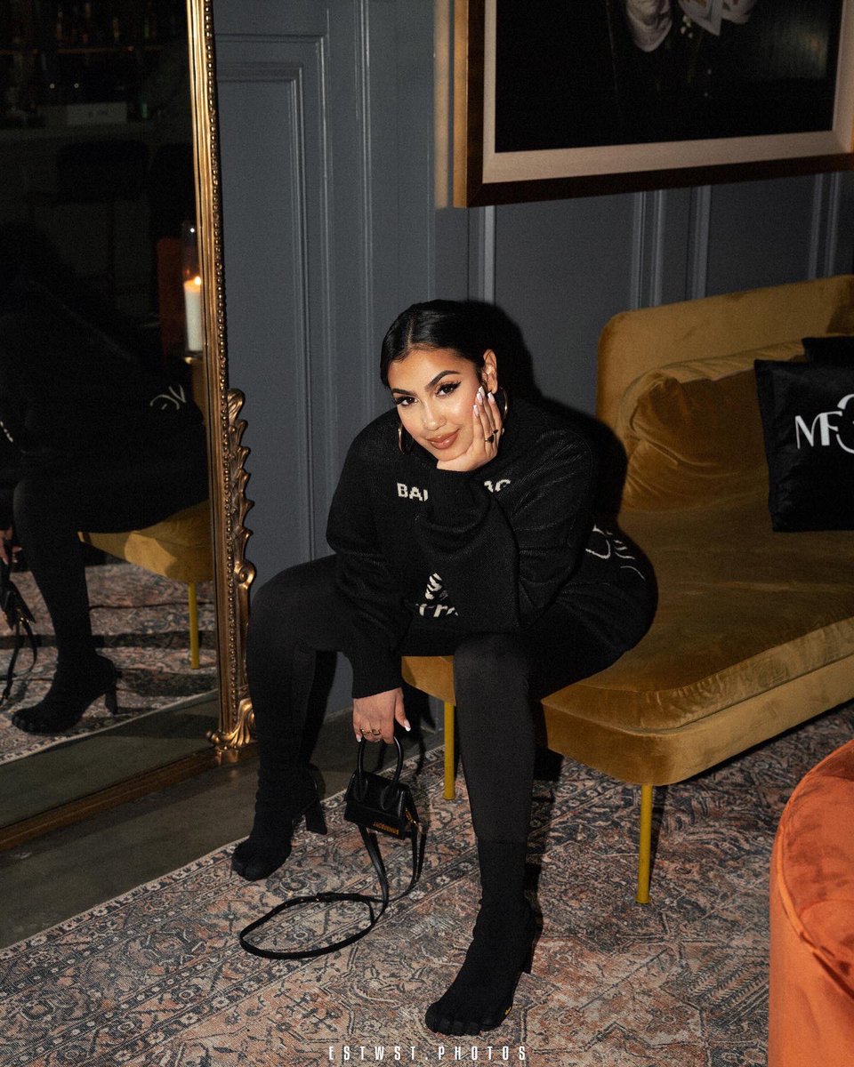 queennaija's tweet photo. sometimes you gotta smile through the pain 💔🥲 https://t.co/yviCM8PXL0