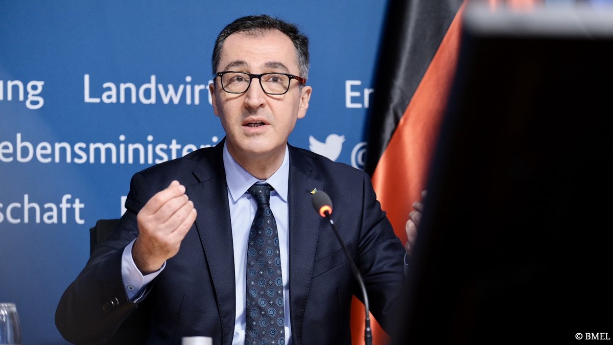 BMLEH_Bund's tweet photo. 📺 TV-Hinweis: Wie wirkt sich der russ. Angriffkrieg weltweit auf Ernährungssicherheit und Agrarmärkte aus? Darum geht es morgen bei einer Sondersitzung der #G7-Agrarminister zur #Ukraine. 
 
Dazu BM @Cem_oezdemir gleich im Interview #live 20.15 Uhr bei #ProSieben #Sat1. https://t.co/WJWsZ6DaUf