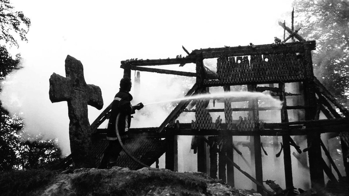 El 6 de junio 1992 el cantante de Black Metal Varg Vikernes incendió la stavkirke de Fantoft, en Bergen, construida hacia 1150 porque «estaba construida sobre monumentos paganos». Os diría eso de que gilipollas se nace, no se hace, porque la pérdida patrimonial es irreparable.