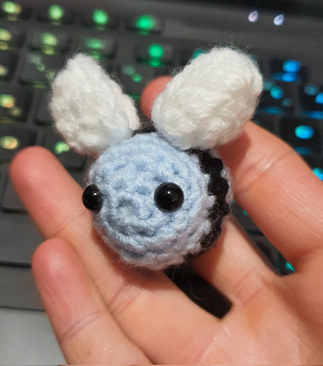 Hanawa_Crochet's tweet photo. Et une petite abeille bleue ! Une !
#Amigurumi #crochet #handmade #creation #whool #handmadegifts #Bee https://t.co/0BLqKqqUF6