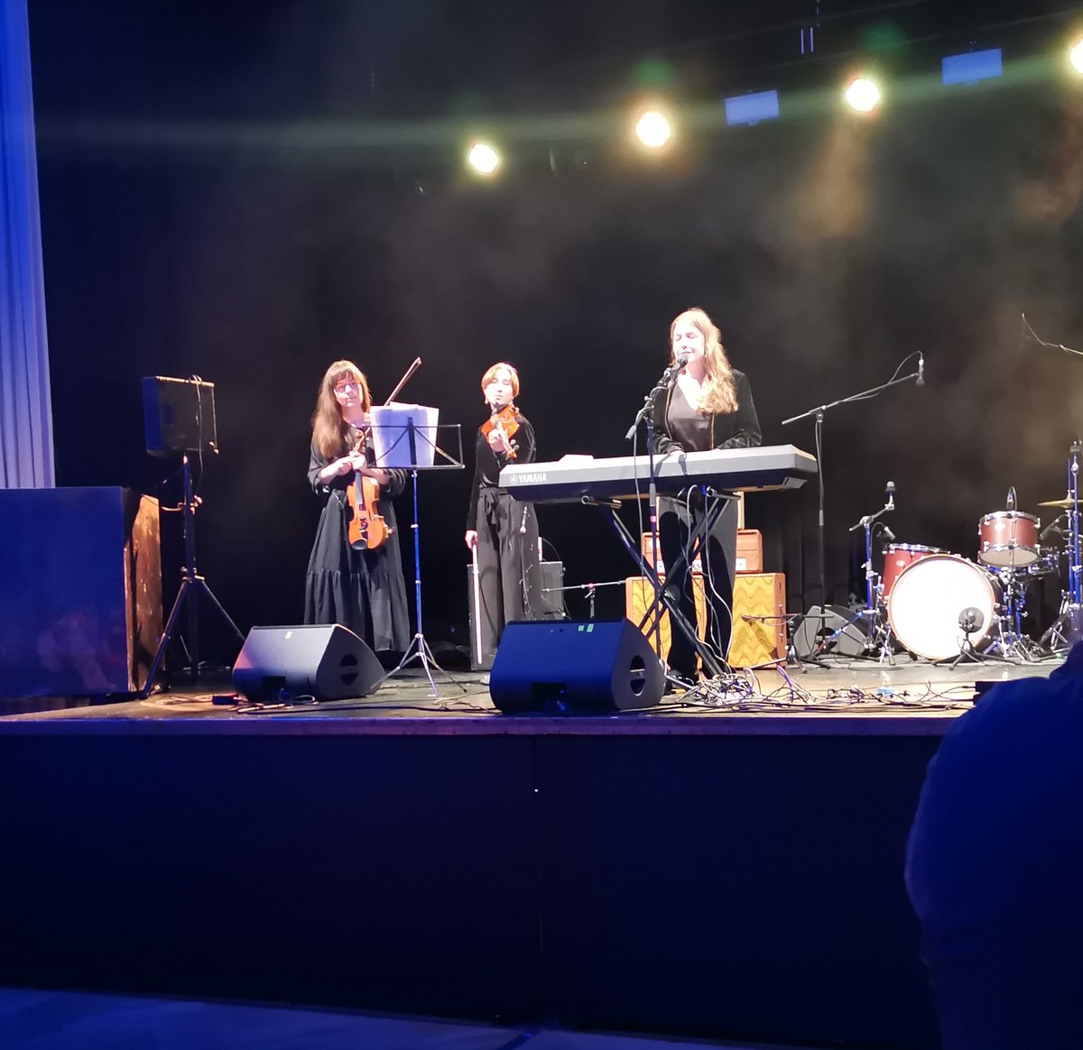 leenavuorenmaa's tweet photo. Kiitos #AltAgencyManagement ja esiintyjät Auta-tukikonsertista Valkoisessa salissa. Tulot @PunainenRisti kautta Ukrainaan.
Kävin piipahtamassa, ja #Lyyti sekä #Tiisu olivat 🔥
#WeStandwithUkraine https://t.co/cpQvunGo1u