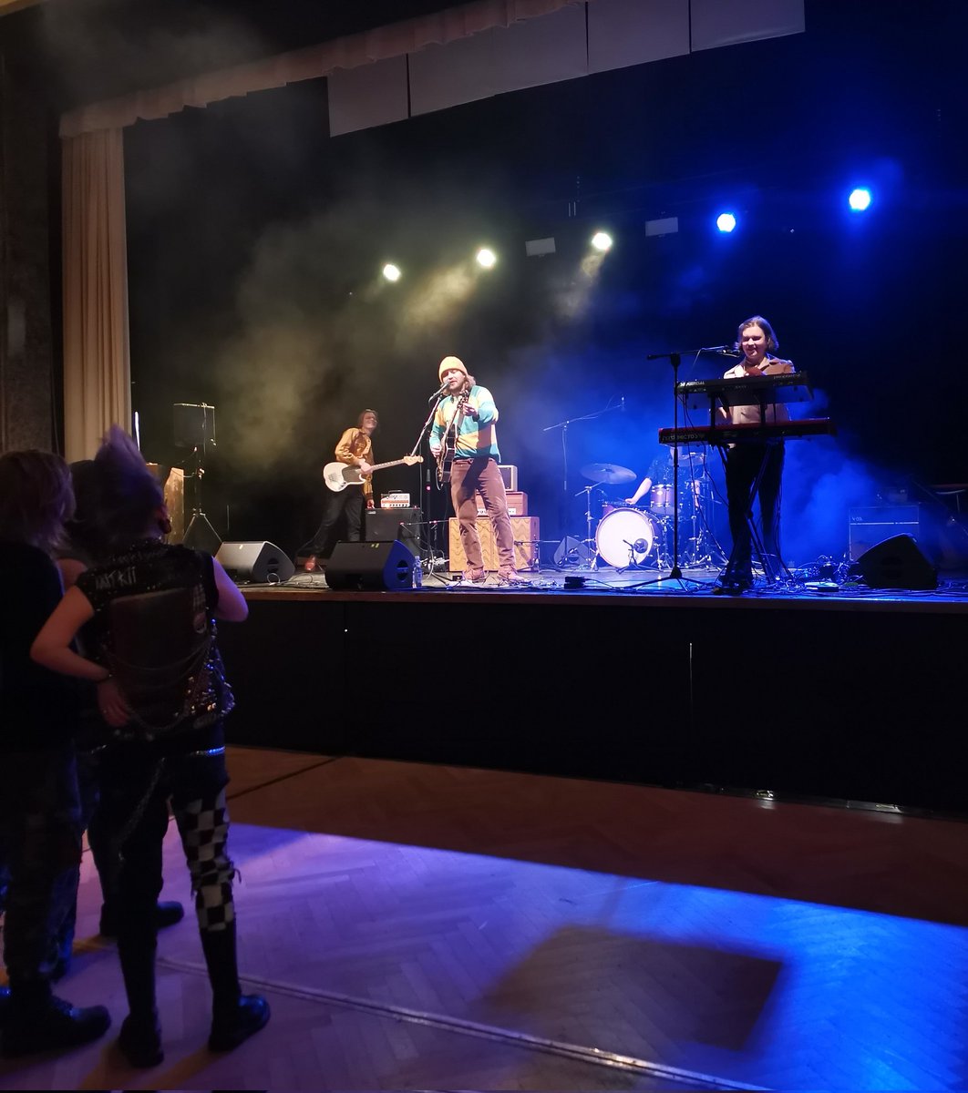 leenavuorenmaa's tweet photo. Kiitos #AltAgencyManagement ja esiintyjät Auta-tukikonsertista Valkoisessa salissa. Tulot @PunainenRisti kautta Ukrainaan.
Kävin piipahtamassa, ja #Lyyti sekä #Tiisu olivat 🔥
#WeStandwithUkraine https://t.co/cpQvunGo1u