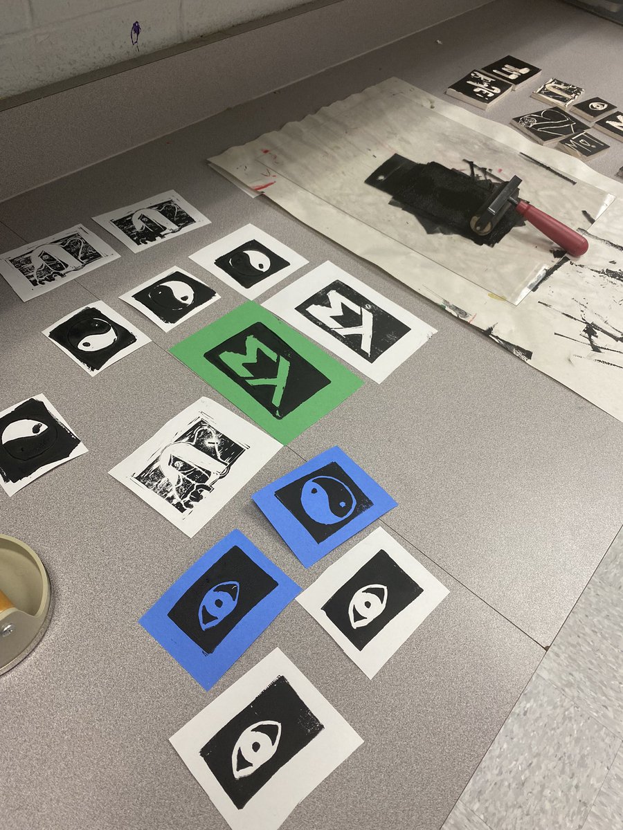 LetsGoghSkeete's tweet photo. A little enrichment for my Design Fundamentals students who were up to date on their assignments. As others caught up, They enjoyed experimenting with Rubber block printmaking! One of them said “I’m an artist now” ☺️🙌🏽💜 #ArtEdMatters #BHSFAD https://t.co/K8JuFQwdLP