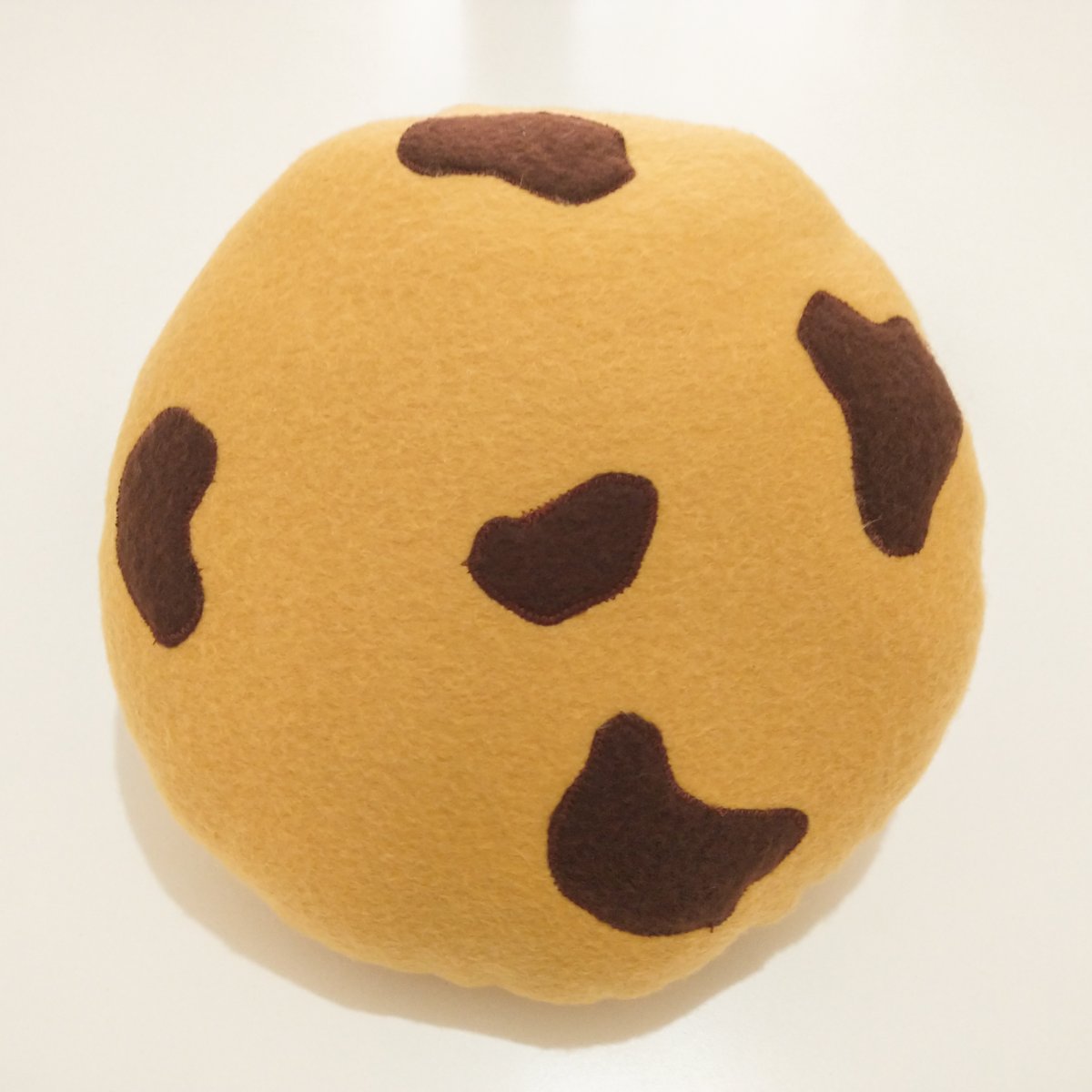 firuntsie's tweet photo. 🍪✨Cookie props! ✨🍪
30cm from:
100% Polar and fleece
100% Machine sewn
100% Huggable
🍀US $15 / AR $2970

💜💜DM me if you want yours!💜💜
.
#furryartist #furryprop #plushie #cookie https://t.co/noy64rQ1tg
