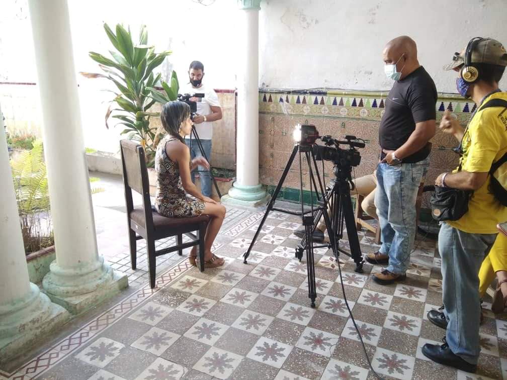 Citmagtm's tweet photo. Se graba en @ArchivoHistric2 programa de @TV_Solvision"Mi Ciudad", entrevistan a Ibiagnis Machado Hechavarria #MujerYCuadroJoven. #Apasionadas #Soñadoras #Atrevidas son las #MujeresArchiveras, con su empeño aportan al desarrollo de su terruño. #ProgramaNacionalAdelantoDMujeres https://t.co/kPpIbNjLNr