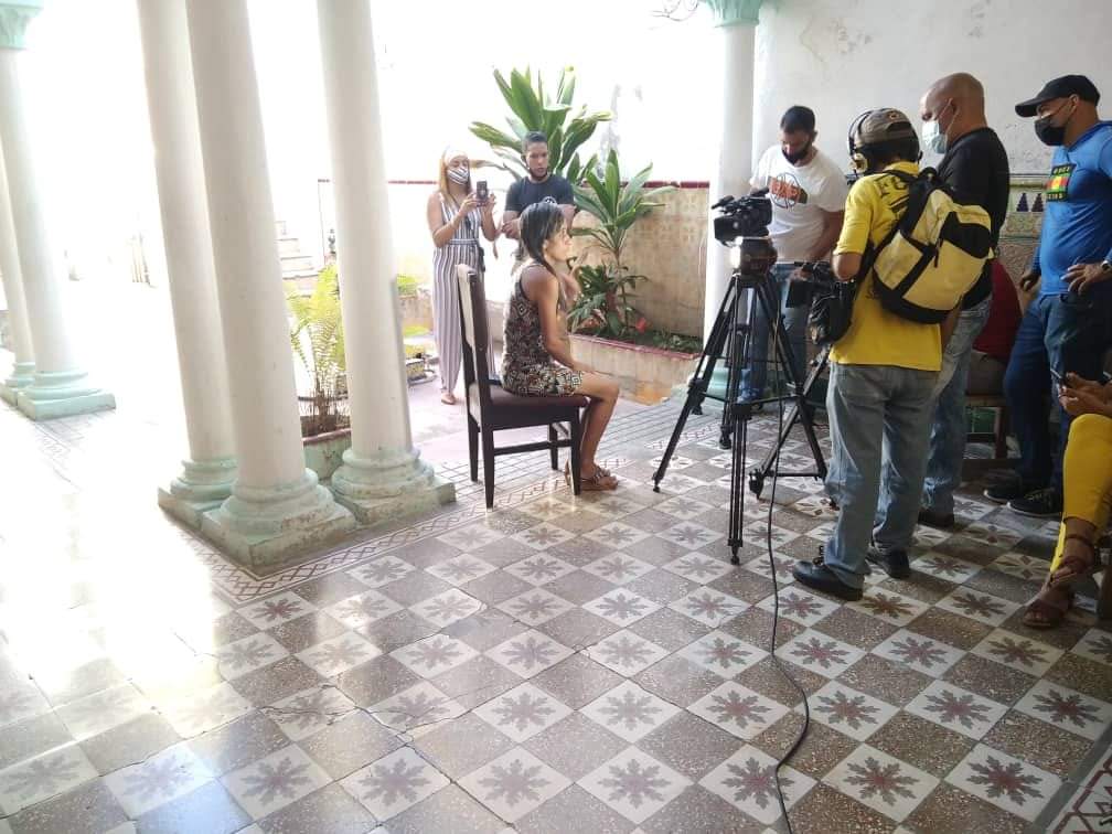 Citmagtm's tweet photo. Se graba en @ArchivoHistric2 programa de @TV_Solvision"Mi Ciudad", entrevistan a Ibiagnis Machado Hechavarria #MujerYCuadroJoven. #Apasionadas #Soñadoras #Atrevidas son las #MujeresArchiveras, con su empeño aportan al desarrollo de su terruño. #ProgramaNacionalAdelantoDMujeres https://t.co/kPpIbNjLNr