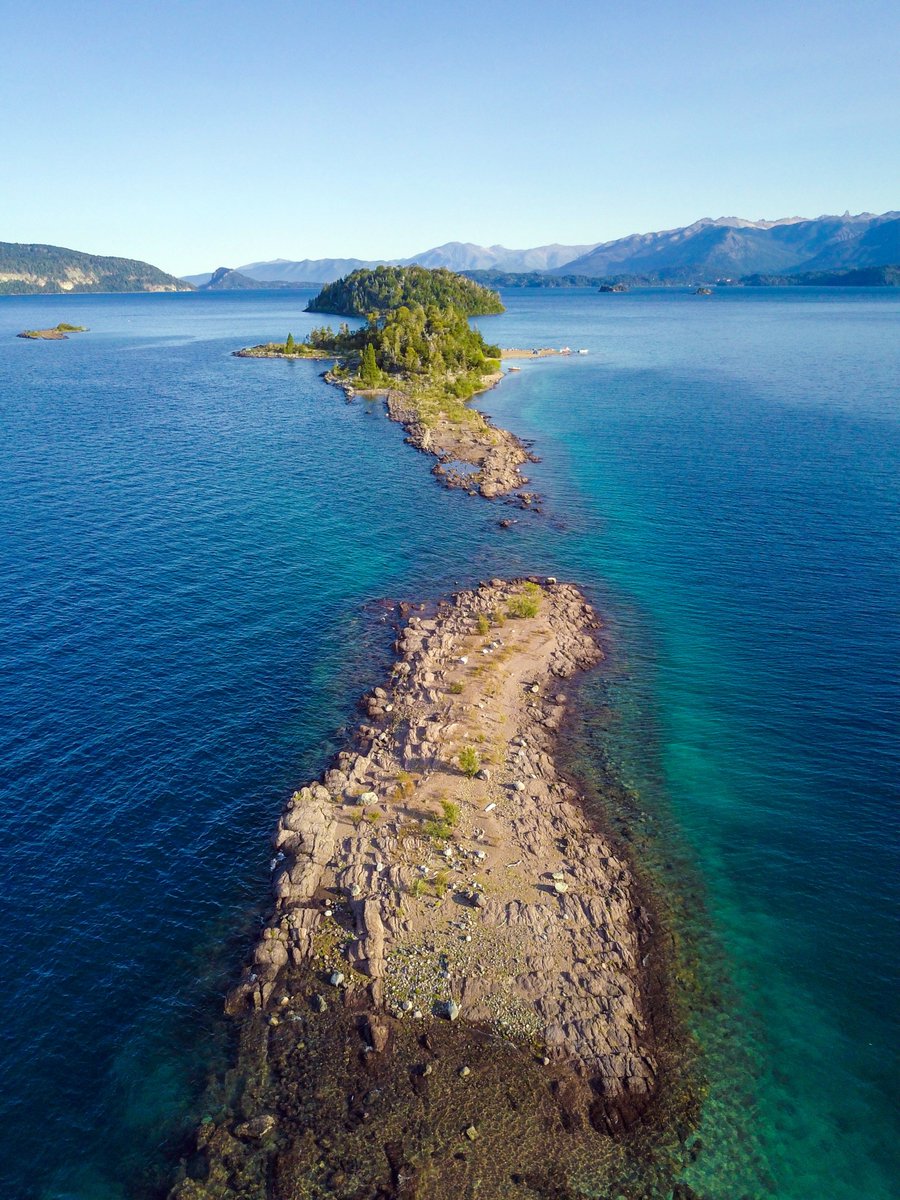 Si recorres el Nahuel Huapi en lancha o velero seguro pasas cerca de estas increíbles islas que se encuentran en el medio del lago. 😀