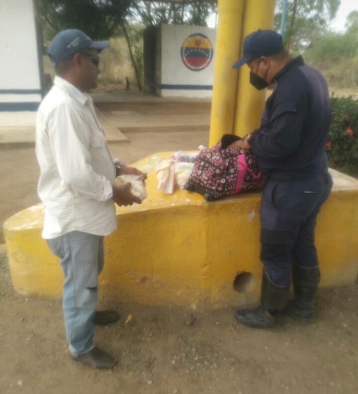 poliguarico15's tweet photo. #10Mar// Funcionarios adscritos al SVP, realizan recorrido punto a pie en diferentes sectores del Municipio Pedro Zaraza, con el chequeo por SIIPOL de vehículos, motos y personas.
#MujeresEnCiencia
#CCP13 https://t.co/J2DW67q9rh