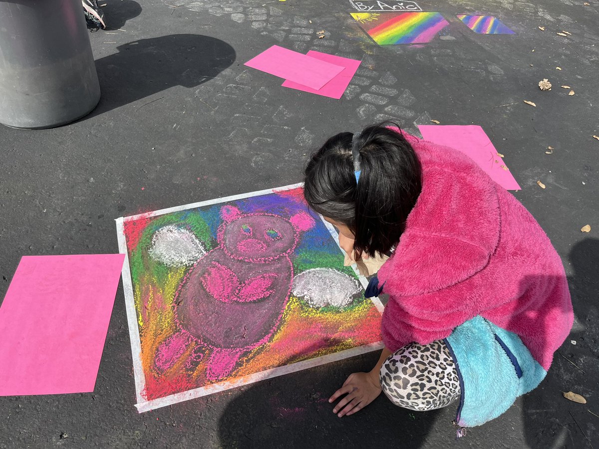CatGilbertArtEd's tweet photo. 5th Artist Stretch &amp; Explore w/ street art, following a centuries-old Italian tradition. Consensus: chalk art is messy, collaborative, and joyful! #sycridge #SRidgeSTEAM #dmsef #TABchat https://t.co/QmDO96khOC