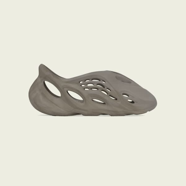 BlcHuawei's tweet photo. CONFIRMEDアプリでYZY FOAM RNRが限定発売！今すぐCONFIRMEDアプリをゲットして、この商品の限定発売に登録する。#adidasconfirmed https://t.co/0RZxaEPNI9 https://t.co/lgbR7nuUvh