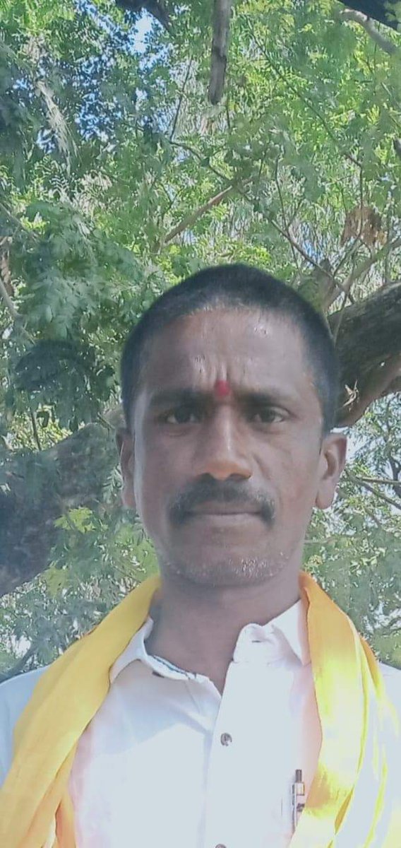 ntrkaadda's tweet photo. #RadheShyam మూవీ కి కరంపూడి లో 30 అడుగుల బ్యానర్ కడుతూ #Prabhas వీరాభిమాని కోటి అన్న కరెంట్ వైర్ మీద జారీ పడి మరణించడం జరిగిందికోటి అన్నయ్య ది చాలా పే��� కుటుంబం. ఇద్దరు ఆడపిల్లలు వున్నారు. ఈ విషయాన్ని ప్రభాస్ గారికి తెలిసేలా చేసి ఆ కుటుంబాన్ని ఆదుకోండి@TrendsPrabhas @UV_Creations https://t.co/ooXwIwsCiD