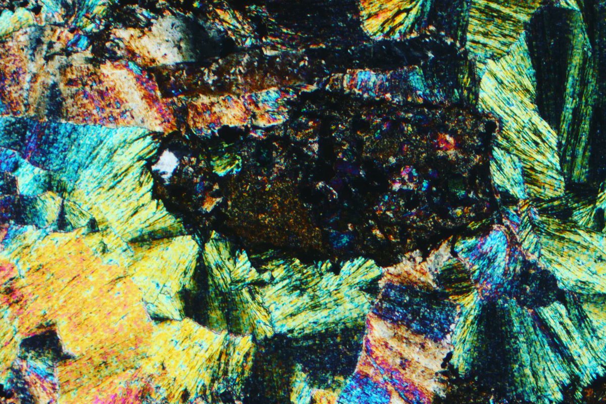 alexstrekeisen's tweet photo. Micaceous, fun-shaped, pyrophillte crystals (colorless at PPL and with very high Interference colors at XPL) in metapelite from. Indian Gulch, Mariposa Country, California (Usa). PPL and XPL Image, 2x (Fov 7 mm)
#thisectionThursday #pyrophyllite https://t.co/kUA1jI60xG