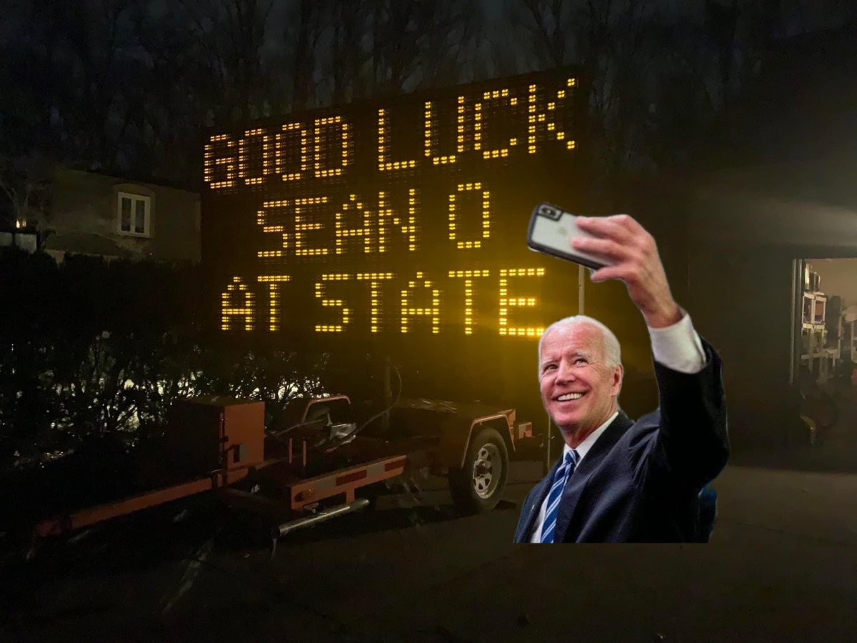 Hard to believe with what’s going on in the world, President Biden stopped for a selfie. Best of luck <a href="/sean_ohoro/">Sean O’Horo</a> @BoardmanSpirit <a href="/BoardmanGC/">Boardman Gridiron Club</a> <a href="/barstoolbdman69/">Barstool Boardman</a>