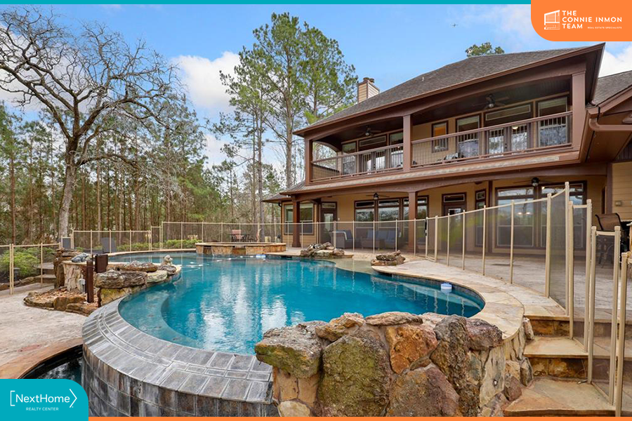 csinmon1's tweet photo. Ok guys, this week's Top Pick is just too much. A sprawling waterfront home with a gorgeous pool and outdoor kitchen. It's every vibe I want, all wrapped up in a gorgeous package- and it's sitting on nearly an acre.
#nexthomerealtycenter #realestate
https://t.co/GIPbBMayZV https://t.co/sNSQUkbINJ