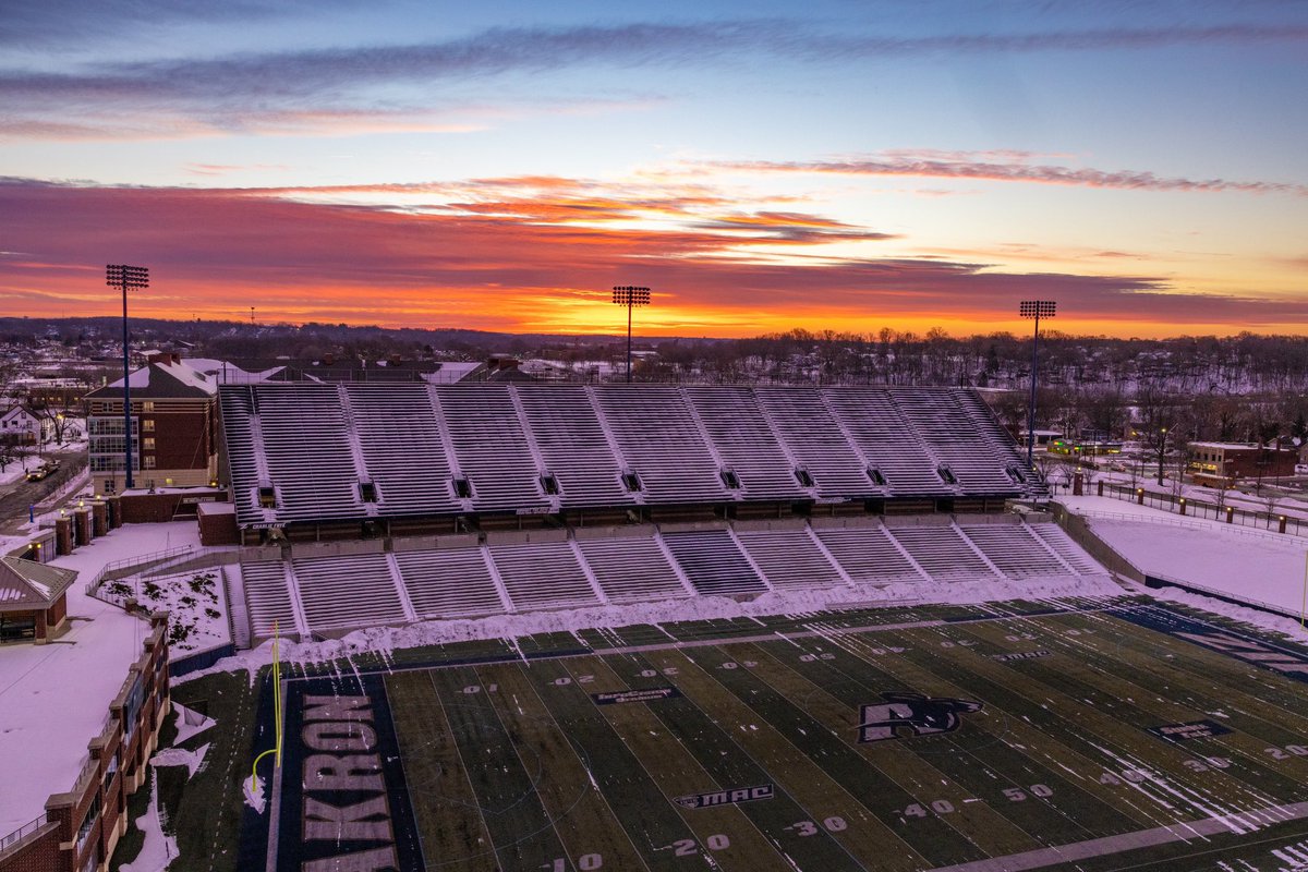 _sirduk3's tweet photo. Blessed to receive an offer from Akron! @w_d_iii https://t.co/gXlLrOAaTg