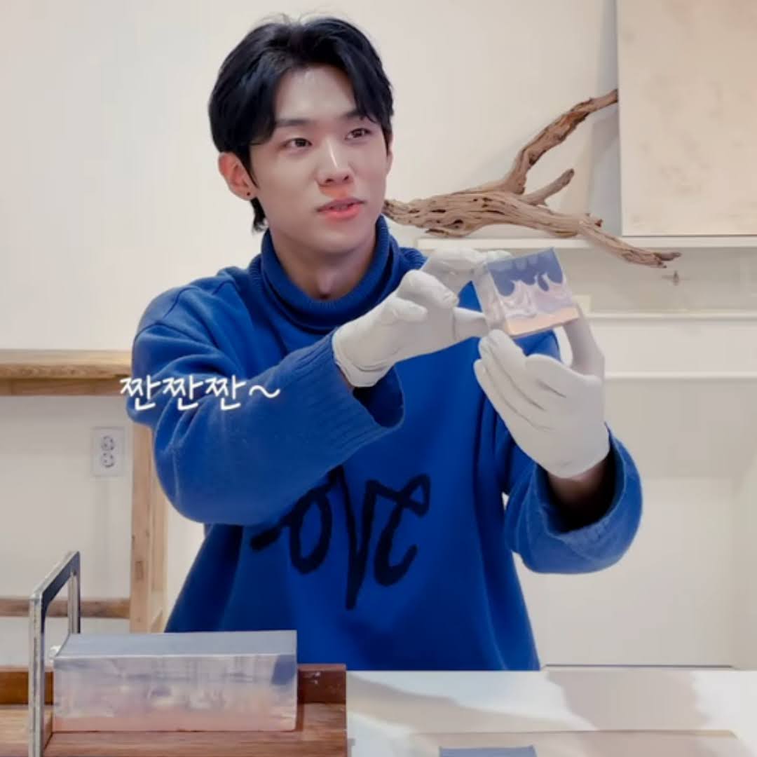 LifeDemian's tweet photo. ↝ Ep 4 - 3º temporada
Nesse ep DEMIA produziu um sabonete ecológico, feito com substâncias que afetam menos o meio ambiente e não contribuem para o desmatamento.
#HAPPY_DEMIAN_DAY #Demian2ndDebutAnniversary #2YearsWithDemian https://t.co/v8OVw9Jiow