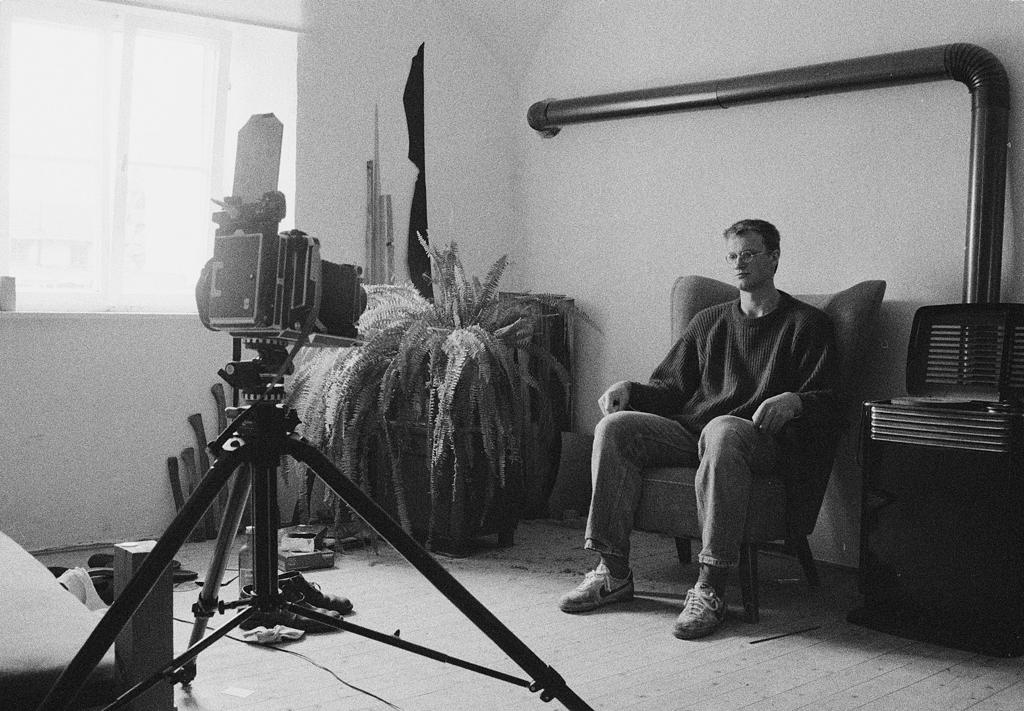 The photo artist @michael_wesely is best known for his long exposures of the development of Potsdamer Platz in the late nineties and the renovation of the 
<a href="/MuseumModernArt/">MoMA The Museum of Modern Art</a> in New York.

Interview (in German):
perlentaucher.de/fotolot/fotogr…

Images: 8 hours self portrait, 1988.