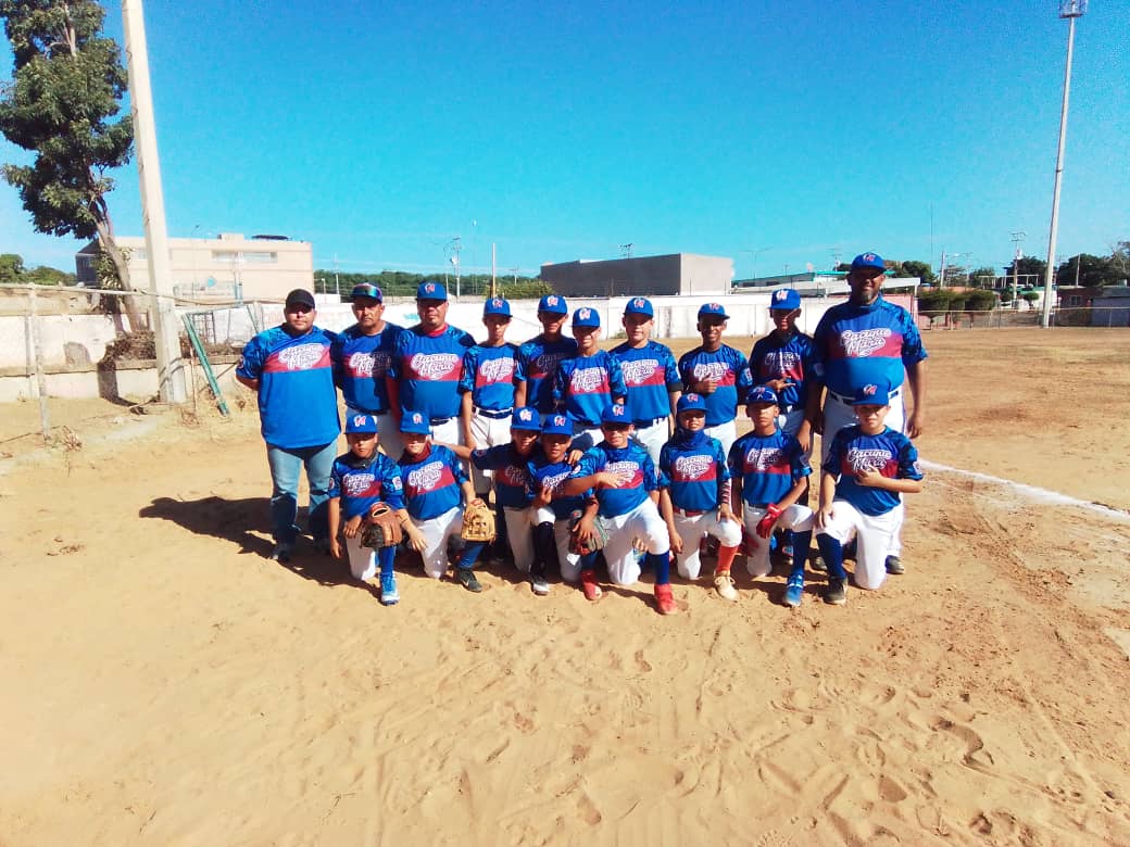 pequenasligasve's tweet photo. Cacique Mara lidera la #SemifinalInfantilZulia tras doblegar a Coquivacoa 10-0.
Cuatro innings le bastaron al conjunto de San Miguel para sacar la máxima ventaja al equipo de San Jacinto y asegurar el pase al juego de la final de la serie que otorga un cupo a la final nacional 🧵 https://t.co/Gr3VDJU3qv