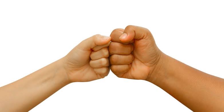 Бы держать их в. Рука держит копье. Взявшись за руки. Рука за руку. Руки в гору.