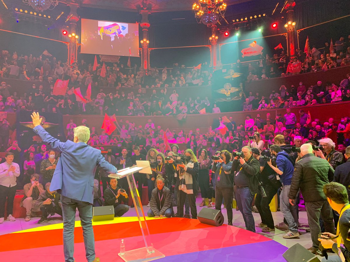 Fabien_Roussel's tweet photo. Nous sommes si nombreux ce soir pour notre meeting à Paris, ça déborde !

Mes excuses à celles et ceux qui ne peuvent pas entrer. 

Plus de 5000 pour défendre la paix et le pouvoir d’achat, bravo à tous !

#RousselParis https://t.co/VpwHrQf5ZH