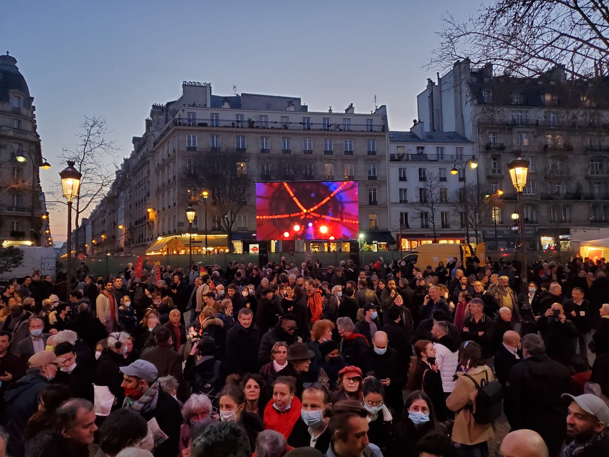 Fabien_Roussel's tweet photo. Nous sommes si nombreux ce soir pour notre meeting à Paris, ça déborde !

Mes excuses à celles et ceux qui ne peuvent pas entrer. 

Plus de 5000 pour défendre la paix et le pouvoir d’achat, bravo à tous !

#RousselParis https://t.co/VpwHrQf5ZH