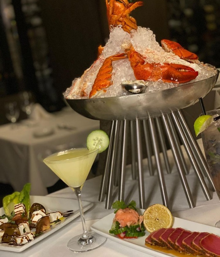 Dinner is served in <a href="/RuthsChris/">Ruth's Chris</a>! Located off the lobby, take the elevator down and book our Ruth's Chris package which includes accommodations, complimentary overnight parking and $100 dining credit. bit.ly/2HYcAfz 
📸: <a href="/phlfoodstagram/">Samantha Schwartz</a>