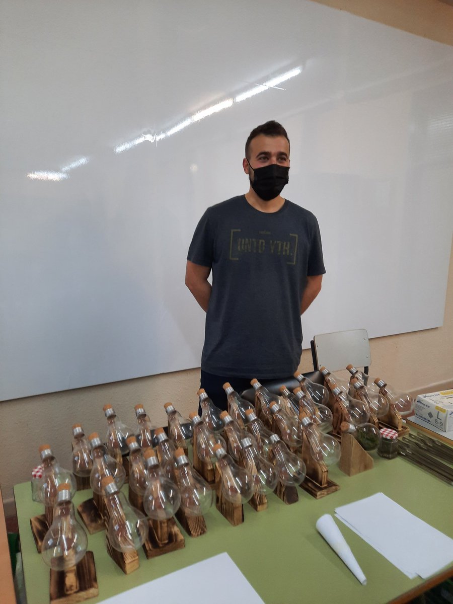 cepafuenla's tweet photo. Taller de ecosistemas sostenibles de la mano del alumno Alfonso Antúnez. El alumno se convierte en profesor y nos enseña como crear ecosistemas sostenidos en el tiempo. ¡Magnífica experiencia con lleno absoluto! #FreireExperience @vicente_alcaniz @sanz_ismael @CLARAISABELGAR4 https://t.co/LGJFjJUXft