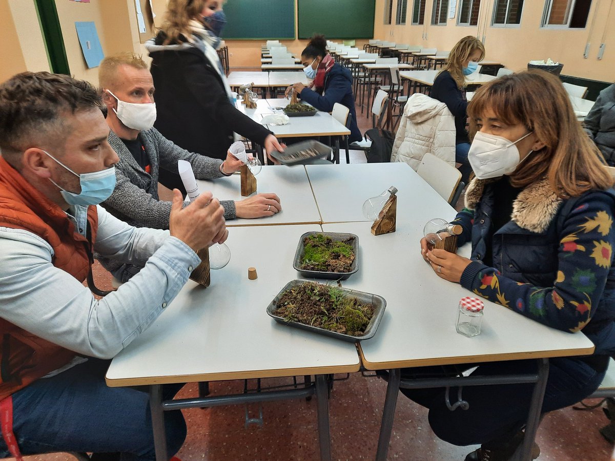 cepafuenla's tweet photo. Taller de ecosistemas sostenibles de la mano del alumno Alfonso Antúnez. El alumno se convierte en profesor y nos enseña como crear ecosistemas sostenidos en el tiempo. ¡Magnífica experiencia con lleno absoluto! #FreireExperience @vicente_alcaniz @sanz_ismael @CLARAISABELGAR4 https://t.co/LGJFjJUXft
