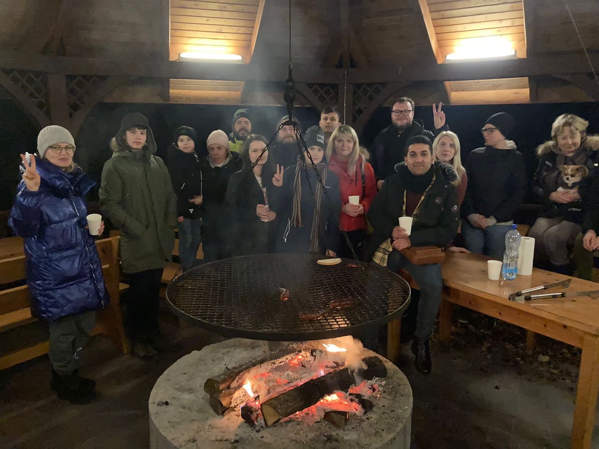 ChangFrick's tweet image. Jag tog med de ukrainska flyktingarna till kommunen där jag bor och vi har tillfälligt boende åt alla! Härnäst ordna med skola åt barnen, möte med mig verket osv. 

Mycket stort tack för all swish! Överskottet går till sprit, knark och tanka raggarbilen. Bidra till 0707736421 -&amp;gt;