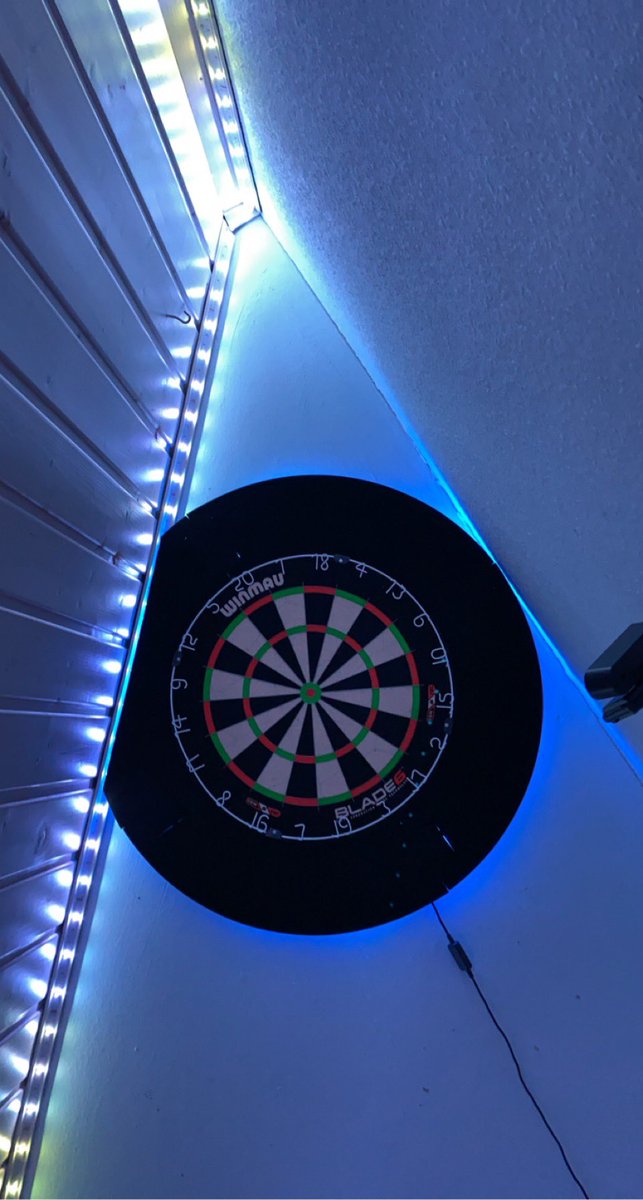 flawlessasu's tweet photo. Wenn man den Surround an die Dachschräge anpassen muss✂️🎯 #dartzn @ElmarPaulke @maximiser180 https://t.co/UQJ8c4vVg1