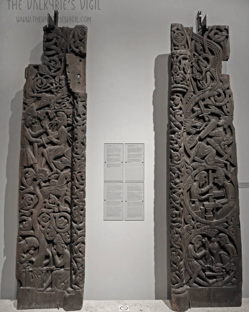 Vamos a ver en detalle el portal de la stavkirke de Hylestad, expuesta en el Museo de Historia Cultural de Oslo. Las tallas representan varias escenas cronológicas de la leyenda de Sigurd, el protagonista de relatos como la Saga de los Volsungos o el Cantar de los Nibelungos.