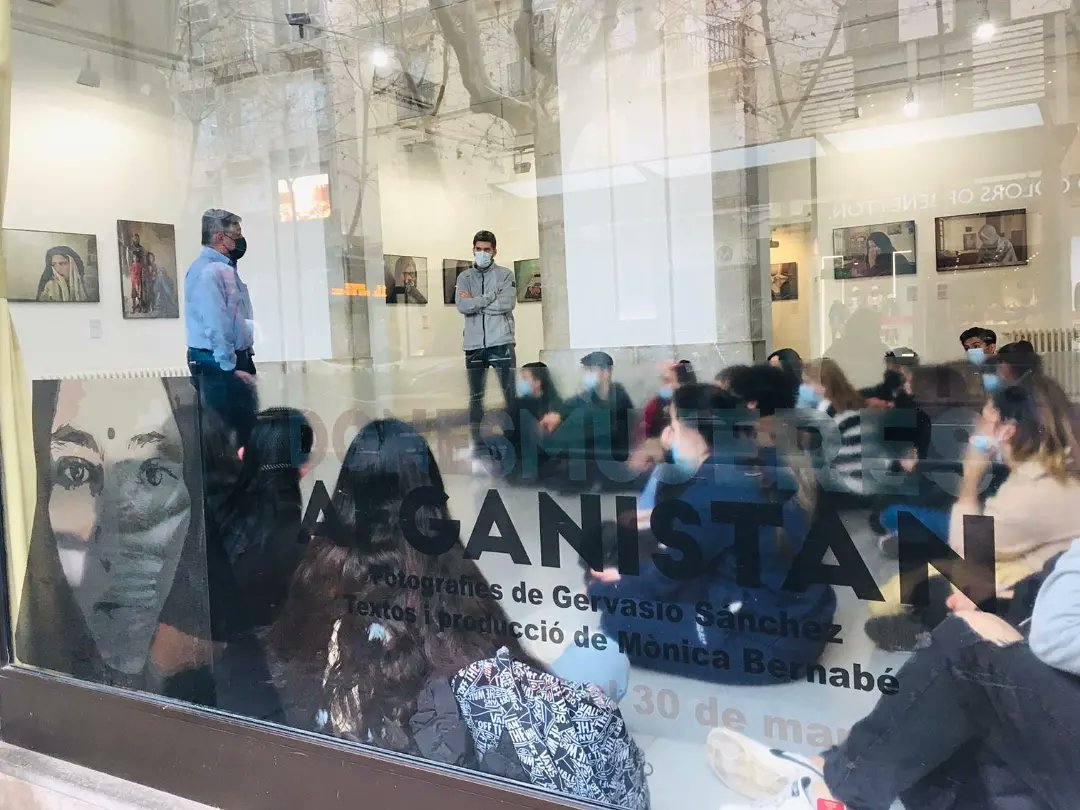 TACCbcn's tweet photo. 📸 Avui hem visitat l'exposició fotogràfica 'Dones. Mujeres Afganistan' guiada pel fotoperiodista @gervasanchez i amb l'alumnat de 1r de Batxillerat de l'@inssabadell

👉 Visiteu-la fins al 30 de març al Casal Pere Quart de #Sabadell

#8M #DonaVeu #Afganistan https://t.co/V2TBGosxxC
