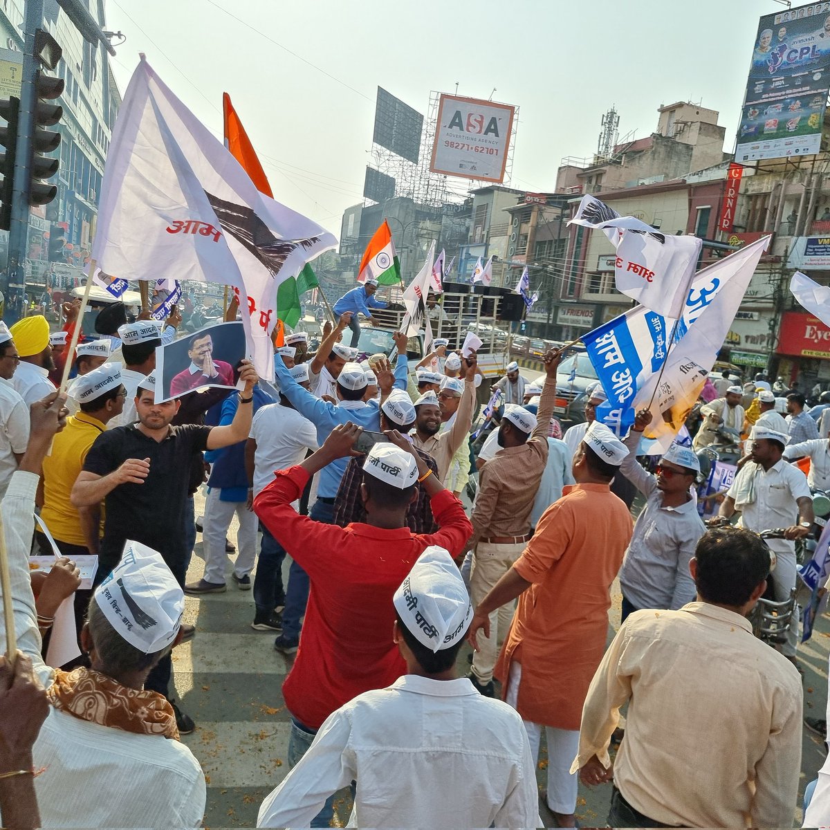 MirrorChhattis2's tweet photo. after victory in Punjab aam admi party Chhattisgarh celebrated In jaistamb chowk Raipur #AAP #AamAadmiParty #AAPSweepsPunjab #Kejriwal #ElectionResults2022 #PunjabElectionResults #Chhattisgarh #bhagwantmaan #Punjab https://t.co/Wheoeb2RZ1