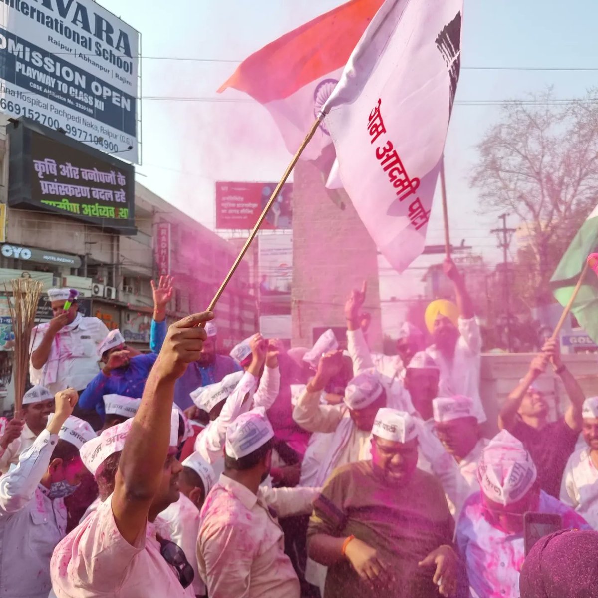 MirrorChhattis2's tweet photo. after victory in Punjab aam admi party Chhattisgarh celebrated In jaistamb chowk Raipur #AAP #AamAadmiParty #AAPSweepsPunjab #Kejriwal #ElectionResults2022 #PunjabElectionResults #Chhattisgarh #bhagwantmaan #Punjab https://t.co/Wheoeb2RZ1