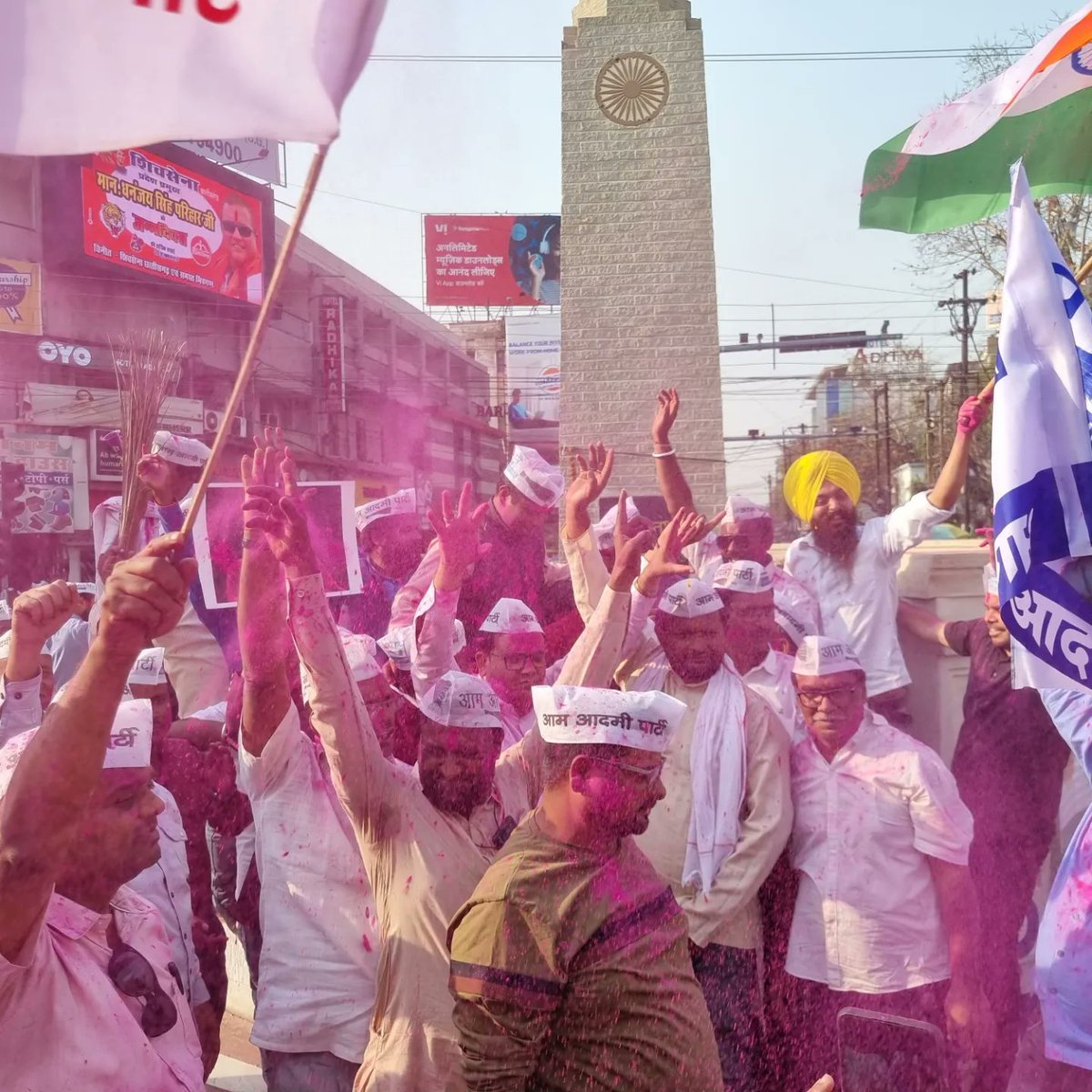 MirrorChhattis2's tweet photo. after victory in Punjab aam admi party Chhattisgarh celebrated In jaistamb chowk Raipur #AAP #AamAadmiParty #AAPSweepsPunjab #Kejriwal #ElectionResults2022 #PunjabElectionResults #Chhattisgarh #bhagwantmaan #Punjab https://t.co/Wheoeb2RZ1