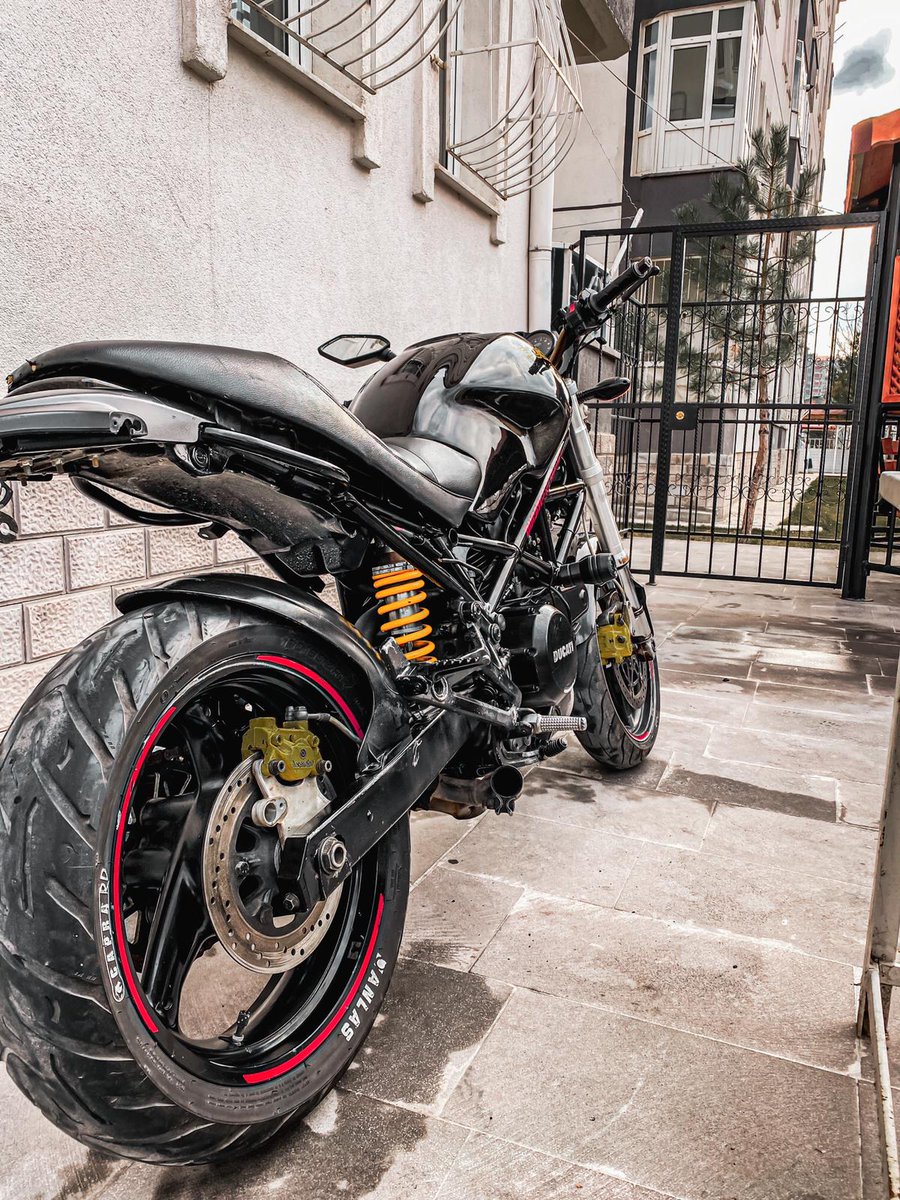 Hep sendin aklımda...
Gözlerimin haline bir bak 
Gölgemde gizli bir korkak 
Yolun sonunu belkide göremem
Kurtar beni kendiden..