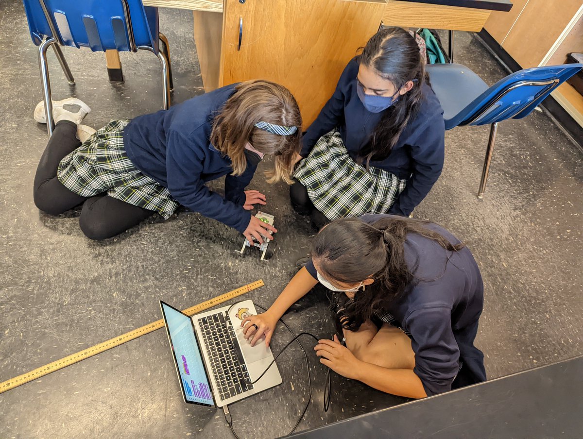 AnnieWright1884's tweet photo. Hands-on learning in Mr. Wilde's science class! From summative solubility labs that 7th graders have designed &amp; carried out themselves to plate tectonics modeling activities w/ Grade 6 (graham cracker models, shaker tables, earthquake machines, slinky lab, etc.) &amp; Robotics Club. https://t.co/sVIfdR1VPz