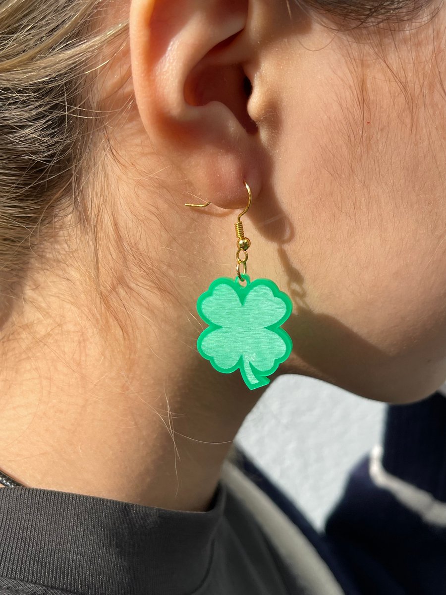 SantaSuDMS's tweet photo. If you don’t want to be pinched, purchase our CLOVER COLLECTION for St. Patrick's Day! This collection includes earrings, necklaces, and bracelets! To buy this vibrant green and gold jewelry, click the link in our bio. 🍀🌈

#saintpatricks #clover #green #gold #jewelry https://t.co/doz2nCs5dV