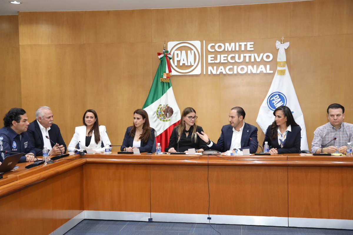 En sesión de la Comisión Permanente, nos reunimos con los aspirantes a las candidaturas de los estados que tendrán elección este año.

Estoy seguro que #UnidosYFuertes lograremos buenos resultados para México.