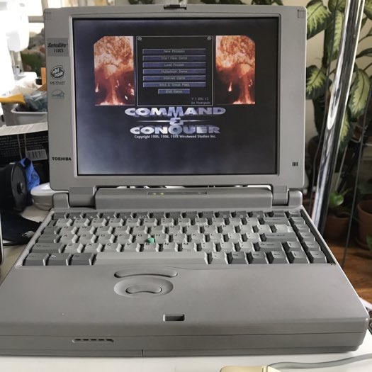 Nemu laptop tua dng system Windows 98. Saatnya memperkenalkan dunia game klasik ke cah lanang.