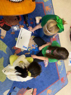 LeahEpperson's tweet photo. Fun in Kindergarten today using alphabet arcs for sequencing and letter match! #HCSSLI @TaylorLollar4   @angelarich2016 @DrAmyJones https://t.co/m7Qu9q1inO