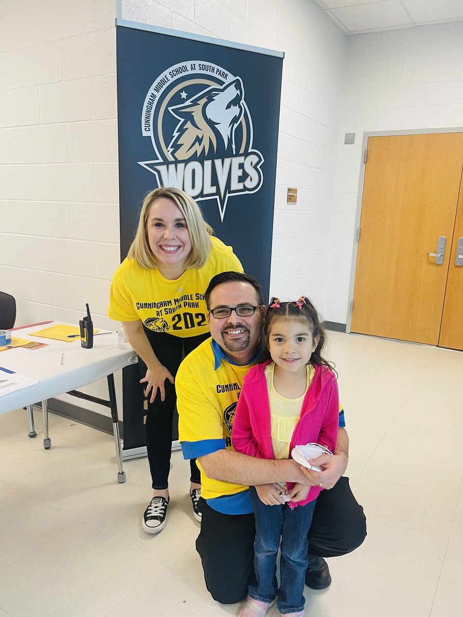 ValerieArechiga's tweet photo. Amazing turn out for Stem Night @DanielNoyolaJr Principal Neff, @CMSatSP_Wolves @mustang4025 #Wolfpack https://t.co/OMZGzWuYXa